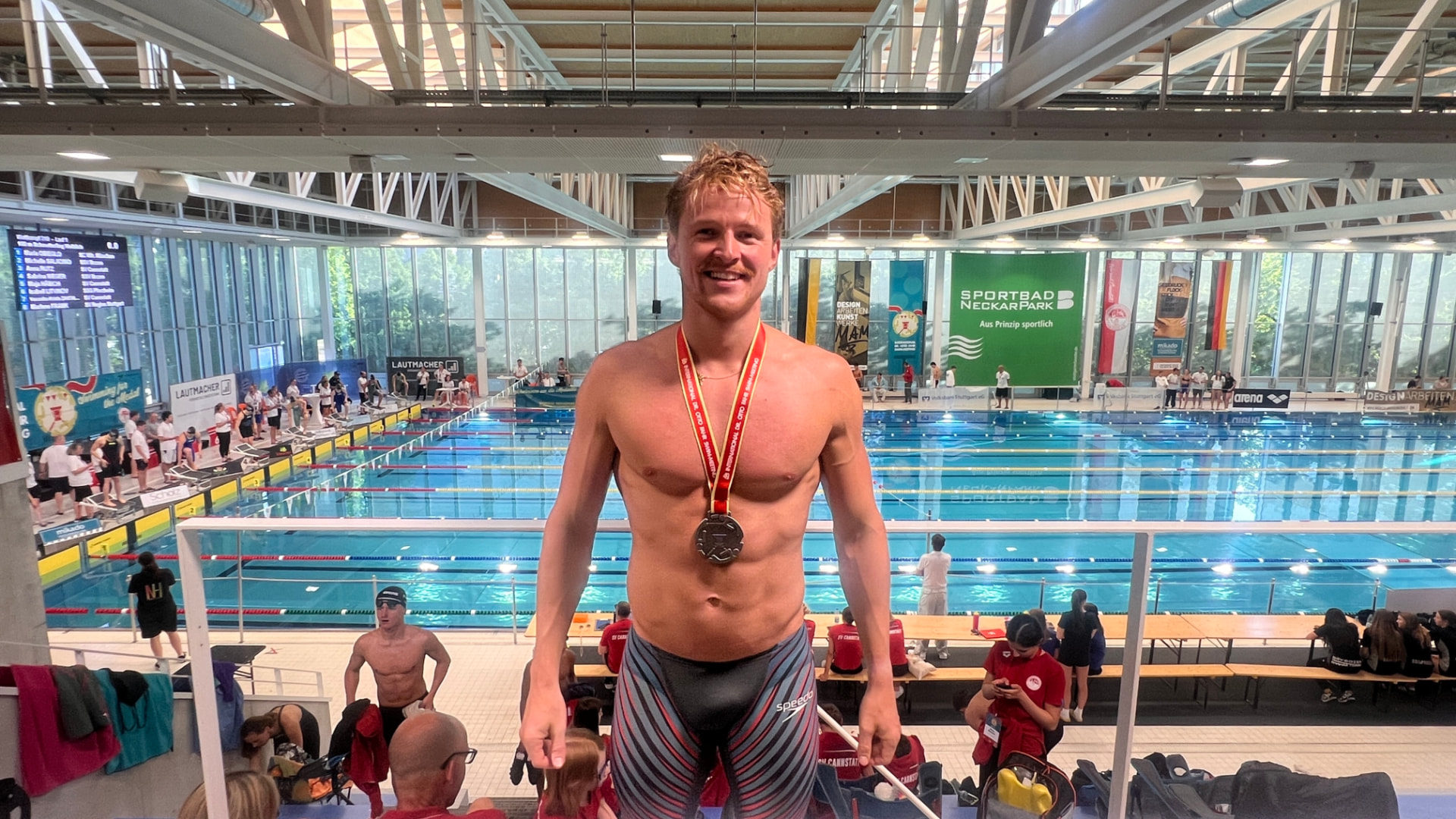 Leon mit Medaille bei einem Wettkampf