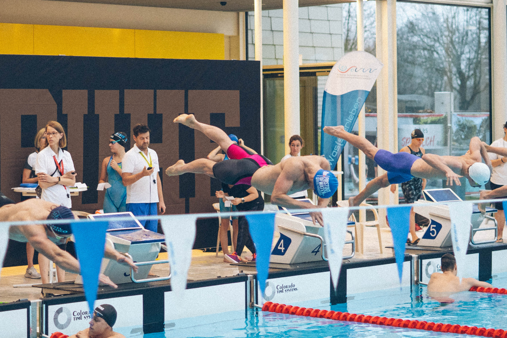Leon springt beim Wettkampfstart ins Becken