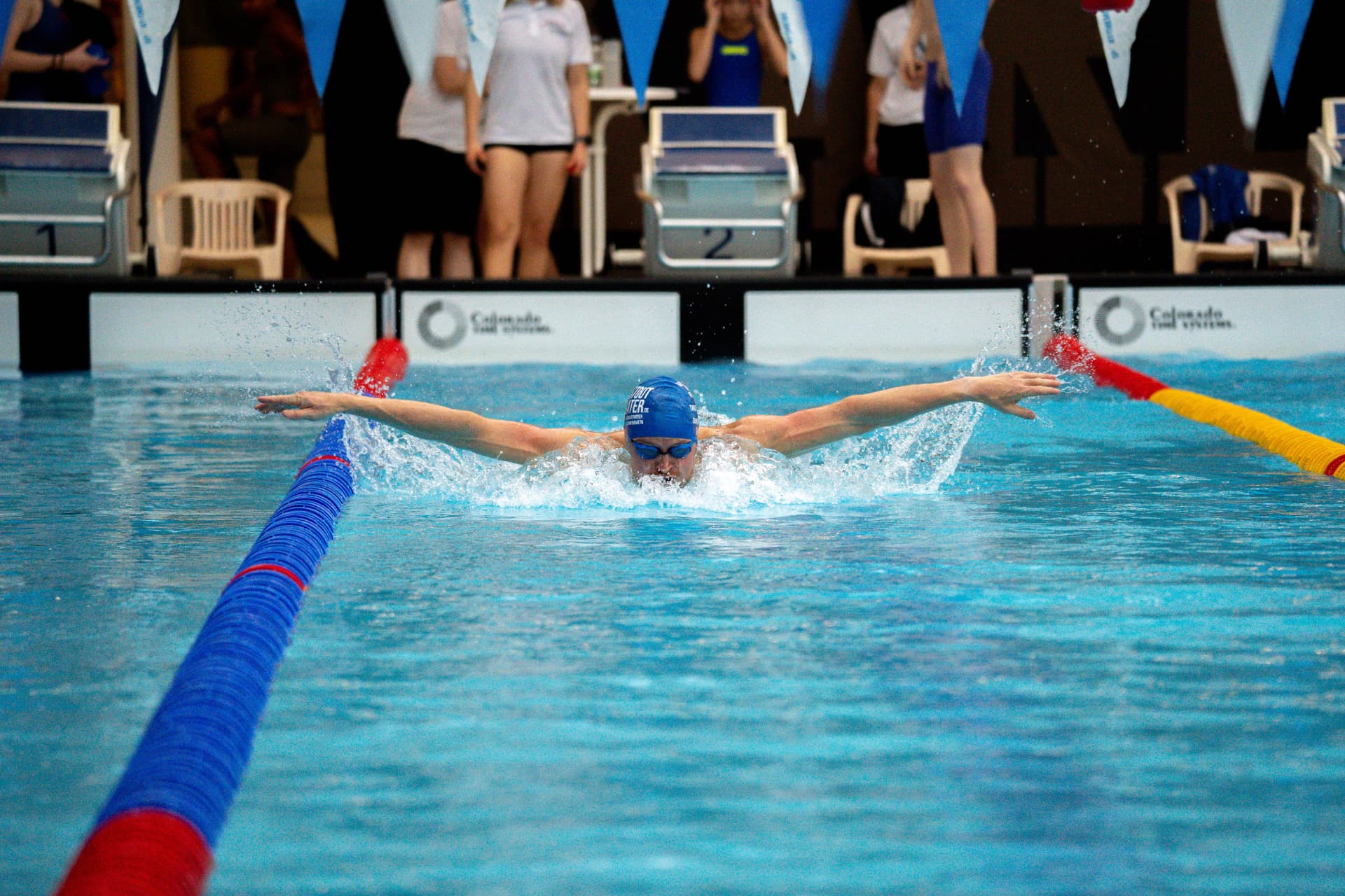 Leon schwimmt Schmetterling im Wettkampf
