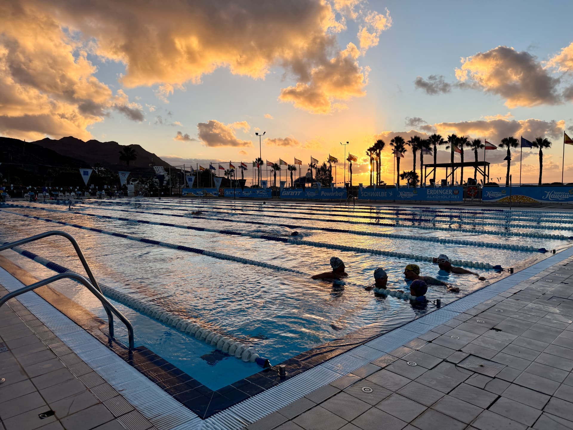 Schwimmbecken bei Sonnenuntergang
